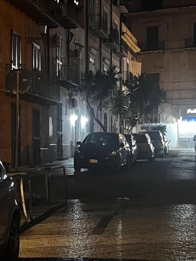 Stanza Sicilia Bedda Apartment Palermo Bagian luar foto