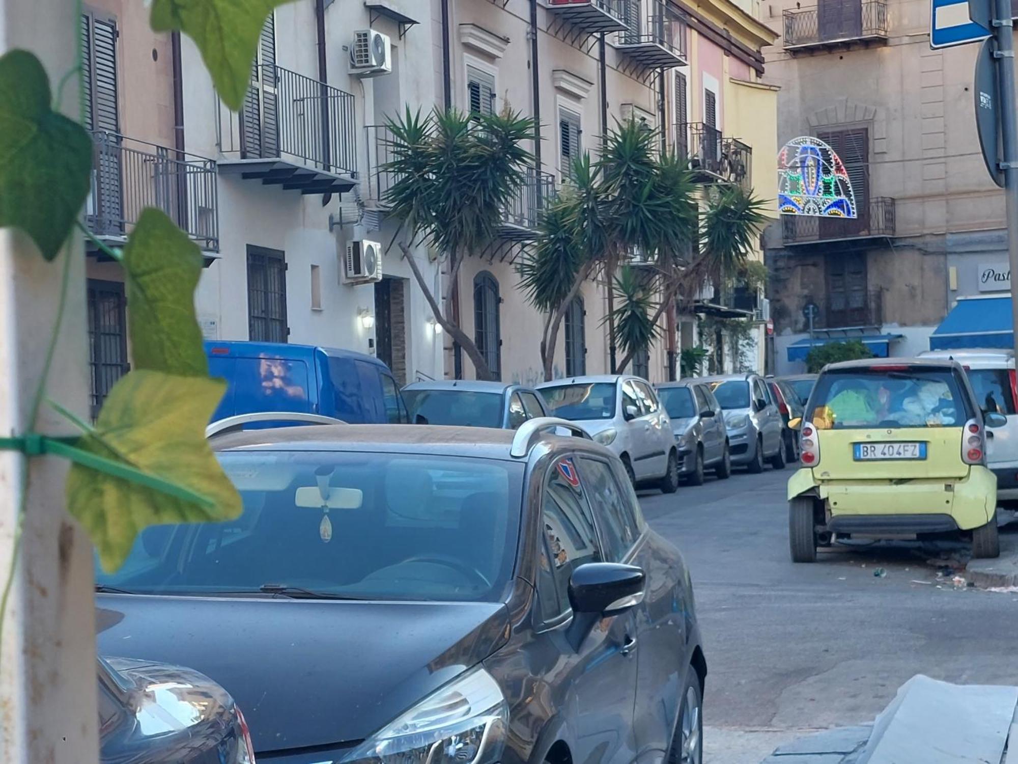 Stanza Sicilia Bedda Apartment Palermo Bagian luar foto